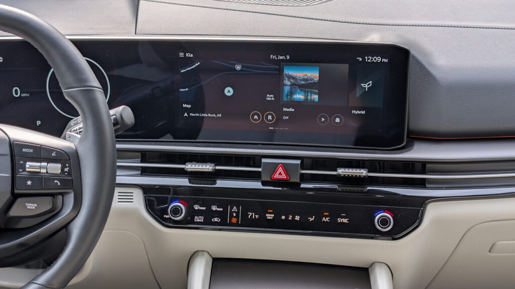 Kia обіцяє золоту середину: фізичні кнопки не зникнуть, попри збільшення екранів - фото 5