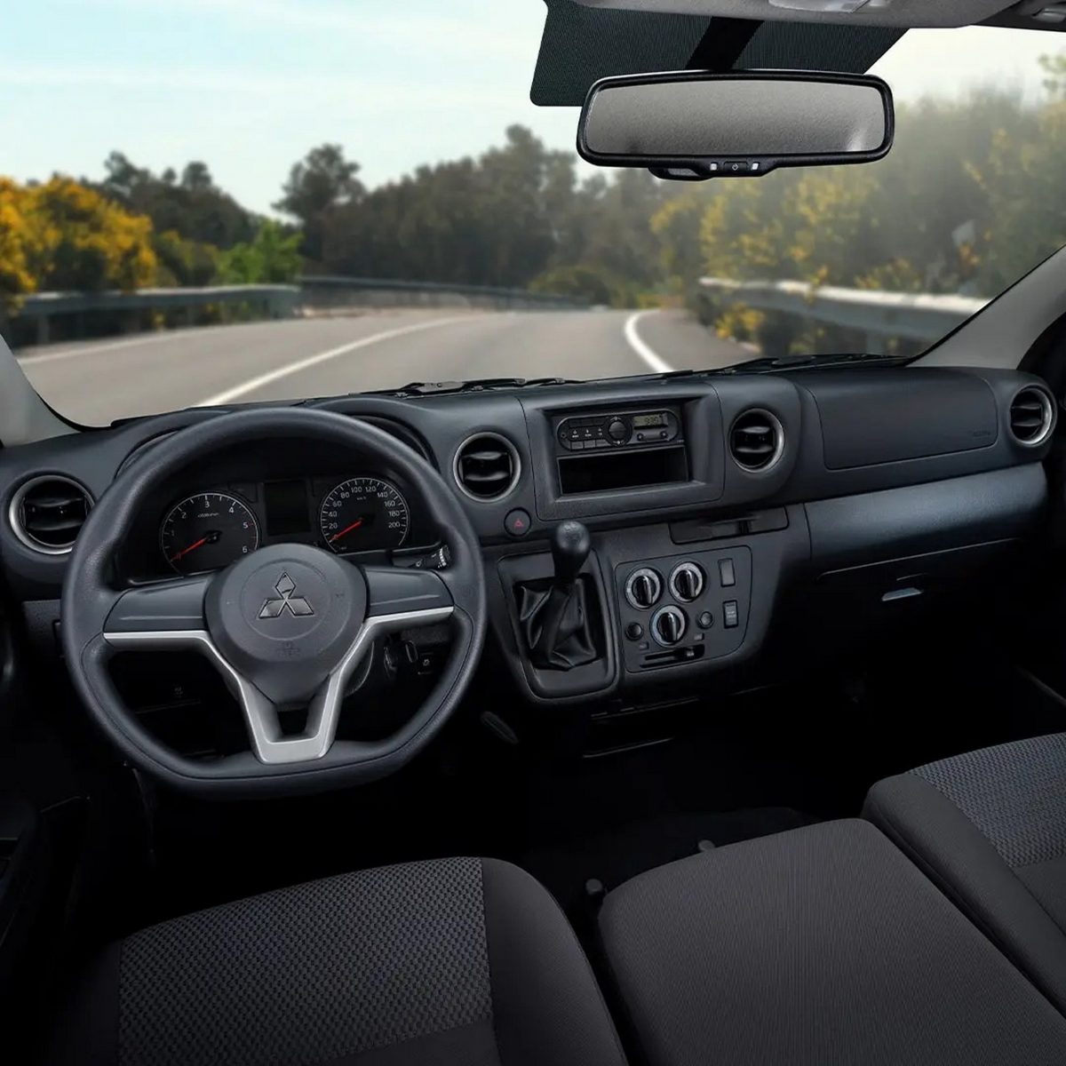 Дивний бейдж-інжиніринг: Mitsubishi випустила «новий» вен, який виявився 15-річним Nissan - фото 8