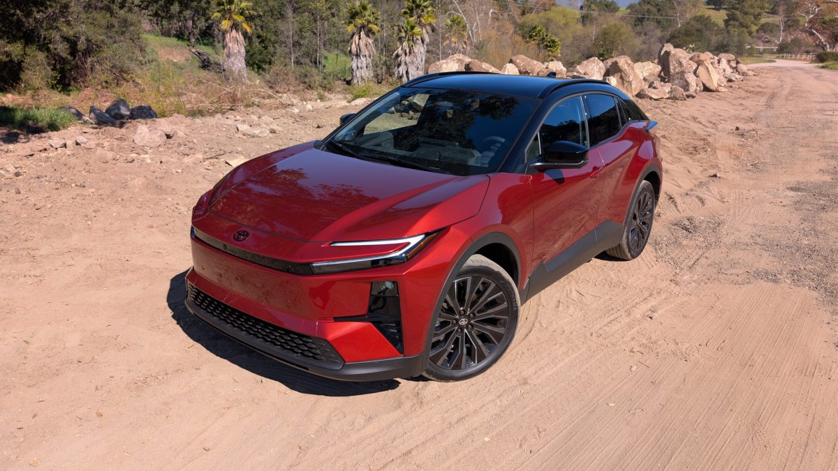 Toyota відродила C-HR як потужний електрокар: швидша за GR Corolla, але з нюансами - фото 7