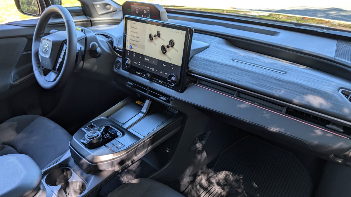 Toyota відродила C-HR як потужний електрокар: швидша за GR Corolla, але з нюансами - фото 1