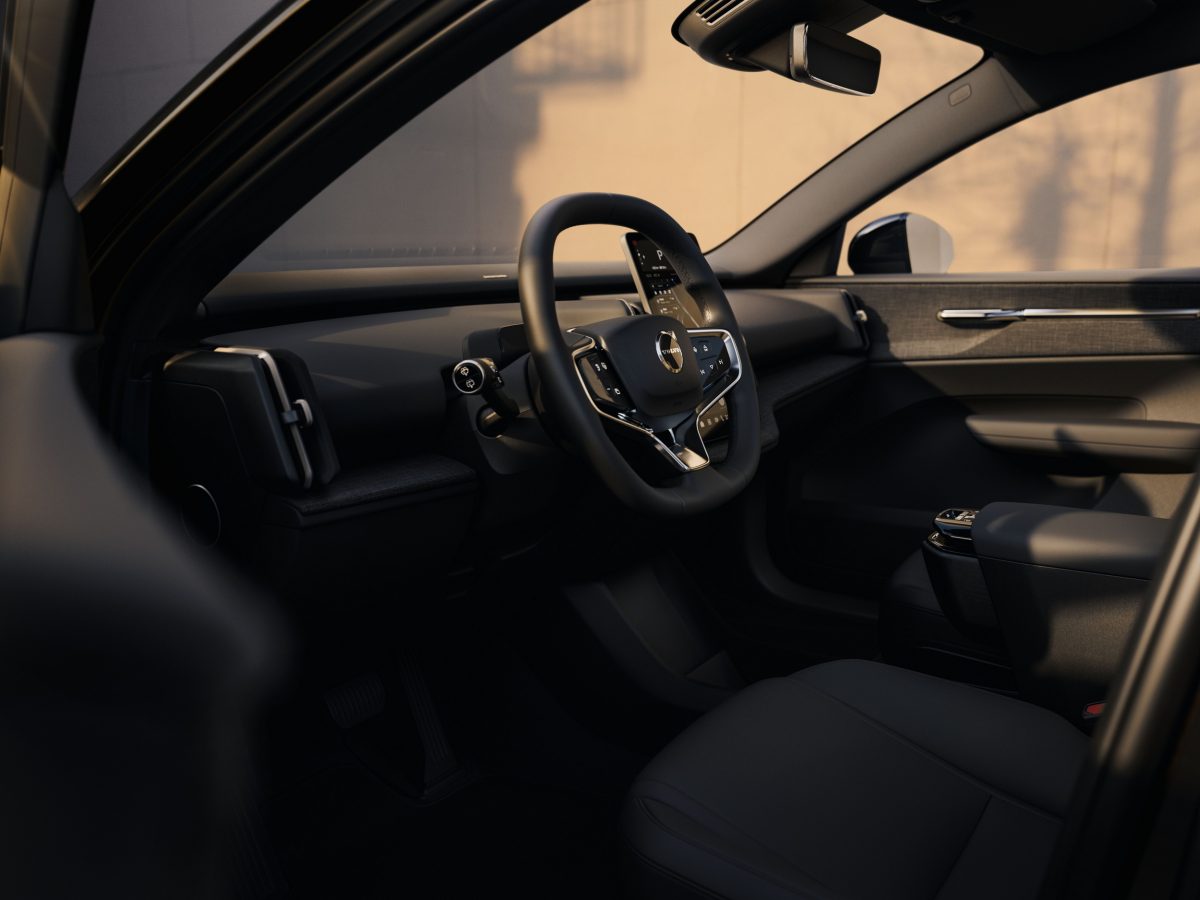 Volvo оновила європейський бестселер EX30: нові двигуни, функції та версія Black Edition - фото 1