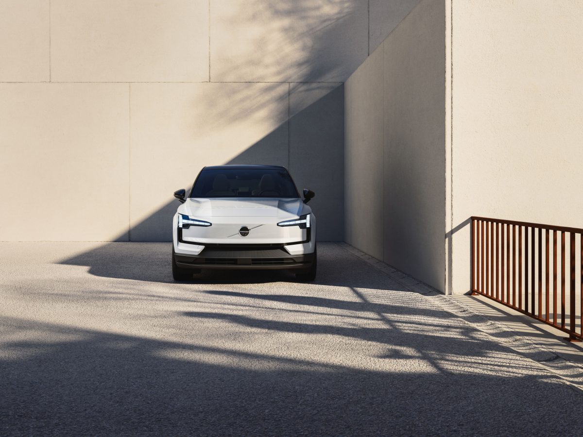 Volvo оновила європейський бестселер EX30: нові двигуни, функції та версія Black Edition - фото 7