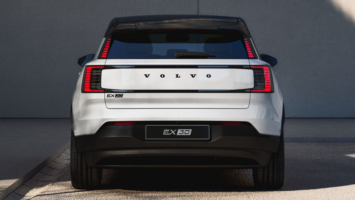 Volvo оновила європейський бестселер EX30: нові двигуни, функції та версія Black Edition - фото 8