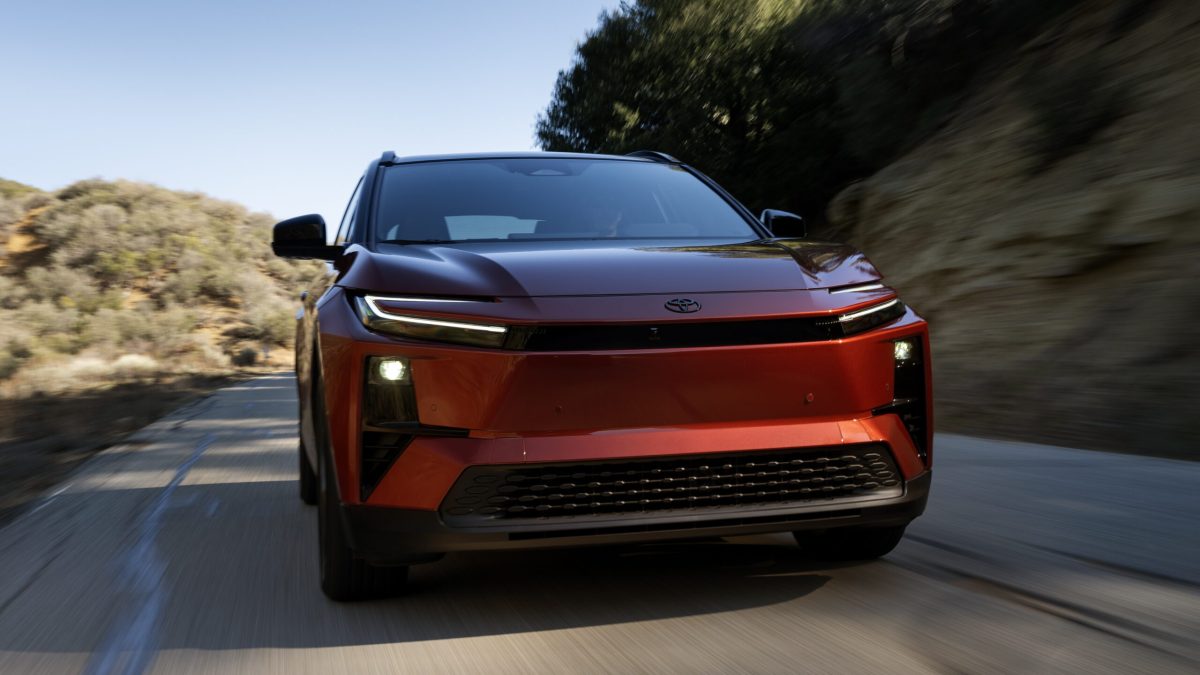 Toyota відродила C-HR як потужний електрокар: швидша за GR Corolla, але з нюансами - фото 5