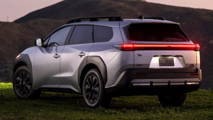 Toyota змушена давати знижки до $6500 на новітній електромобіль bZ Woodland: у чому причина