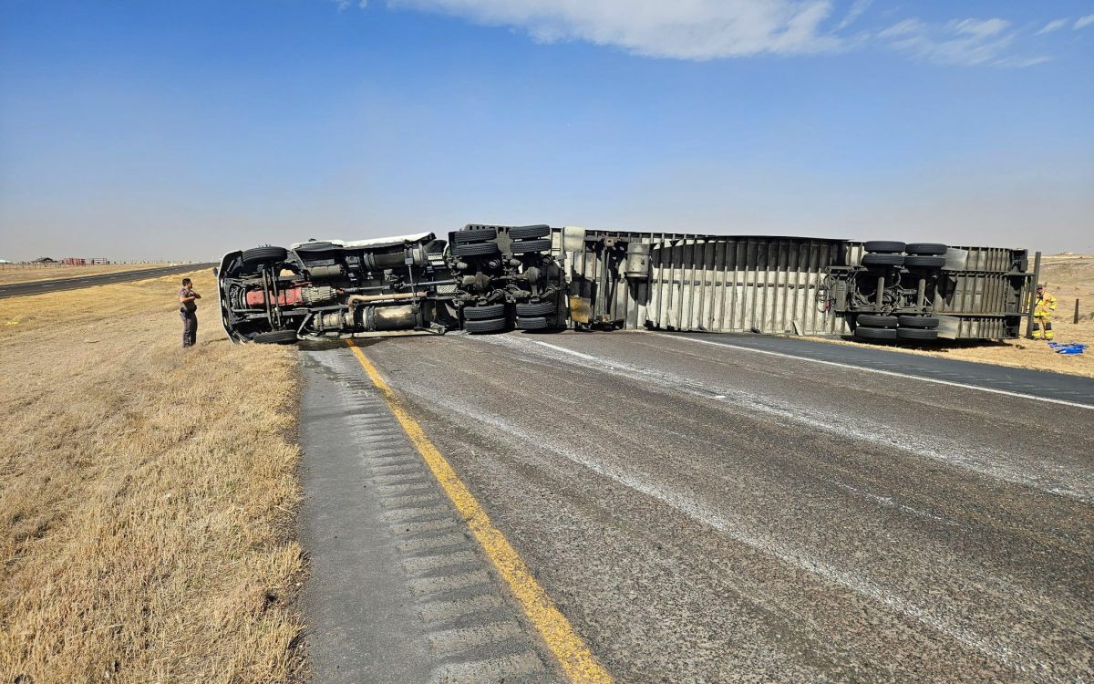 Стихія проти фури: у Техасі шалений вітер перекинув вантажівку прямо на ходу - фото 1