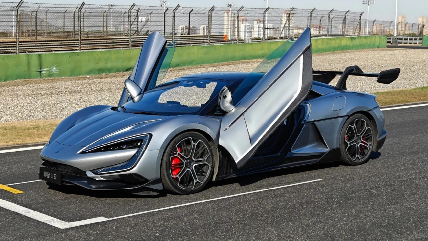 Новий суперкар BYD розтрощили до старту продажів
