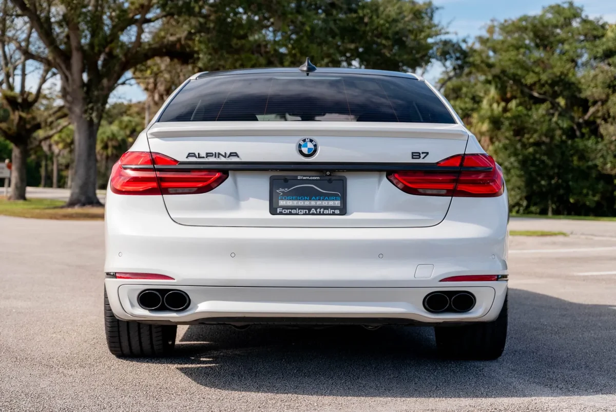 Розкішний Alpina B7 за ціною Toyota Camry: у чому підступ? - фото 4