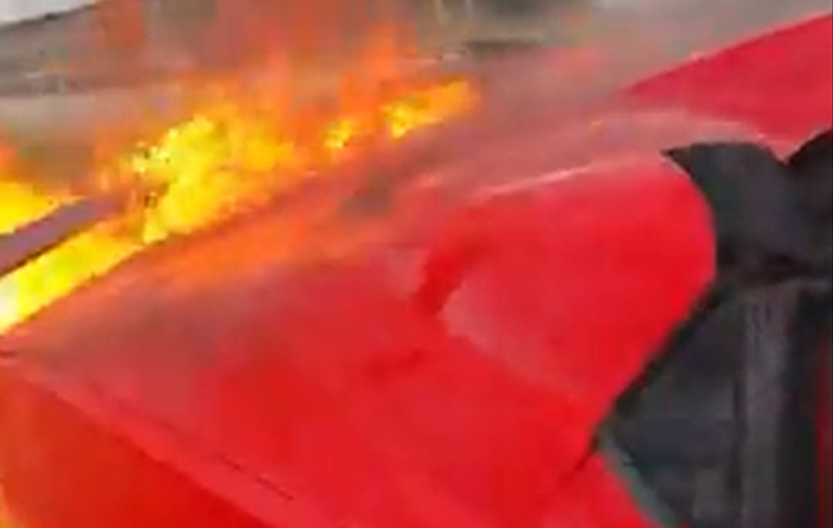 Епічне відео: водій зафільмував мить, коли його Chevrolet Corvette спалахнув під час руху - фото 1