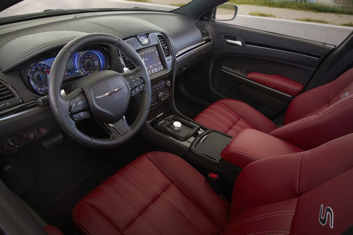 Проти Stellantis подано колективний позов: сидіння популярних моделей Dodge та Chrysler можуть скластися під час аварії - фото 1