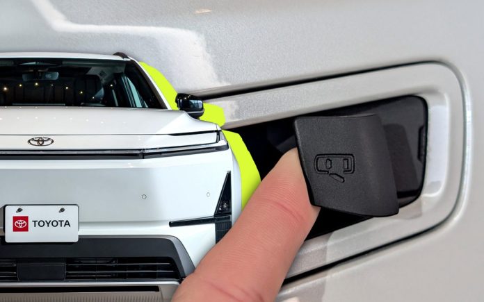 Новий Toyota Highlander отримав геніальну функцію безпеки у дверних ручках