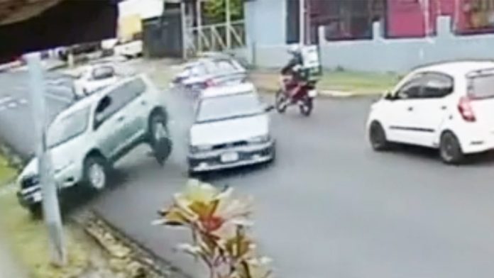 «Майстер-клас» з хаосу: водій Toyota RAV4 влаштував дивну аварію на перехресті