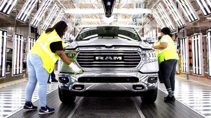 Працівники Stellantis залишилися без бонусів, а виплати у Ford та GM різко впали: підсумки року для Детройта