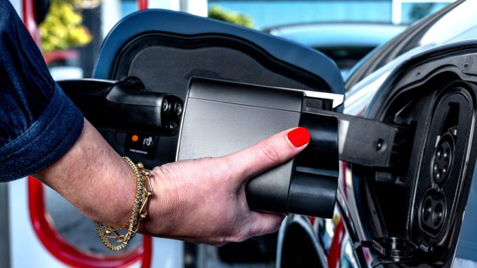 Плагін-гібриди споживають утричі більше пального, ніж заявлено: результати масштабного дослідження