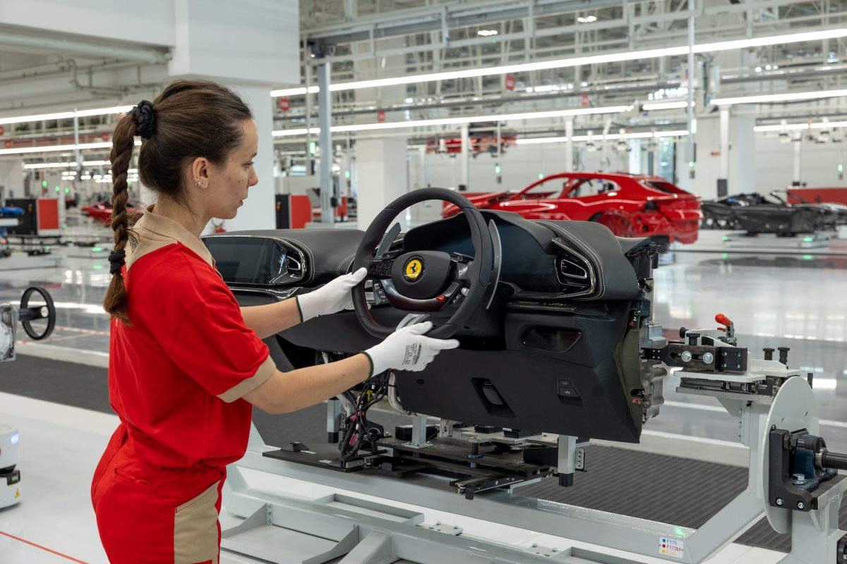 Працівники Ferrari отримають рекордні бонуси попри скорочення продажів - фото 5