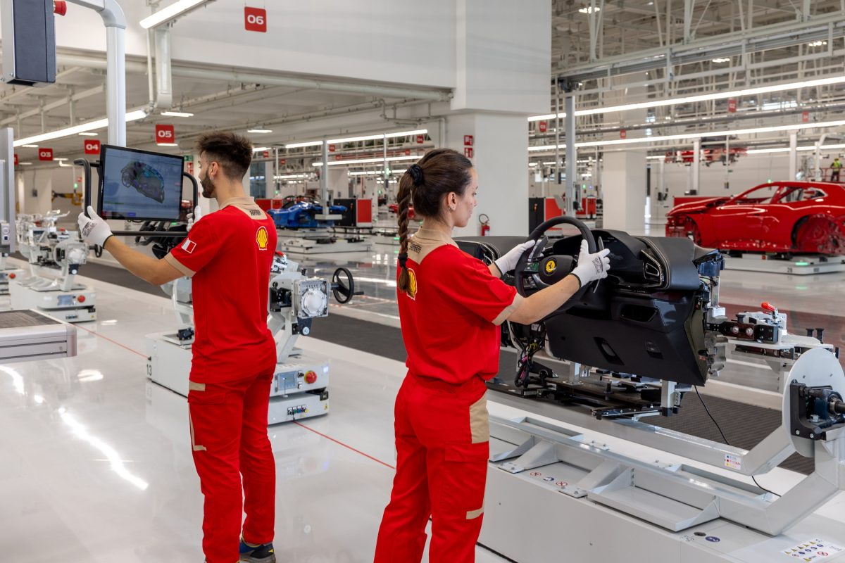 Працівники Ferrari отримають рекордні бонуси попри скорочення продажів - фото 8