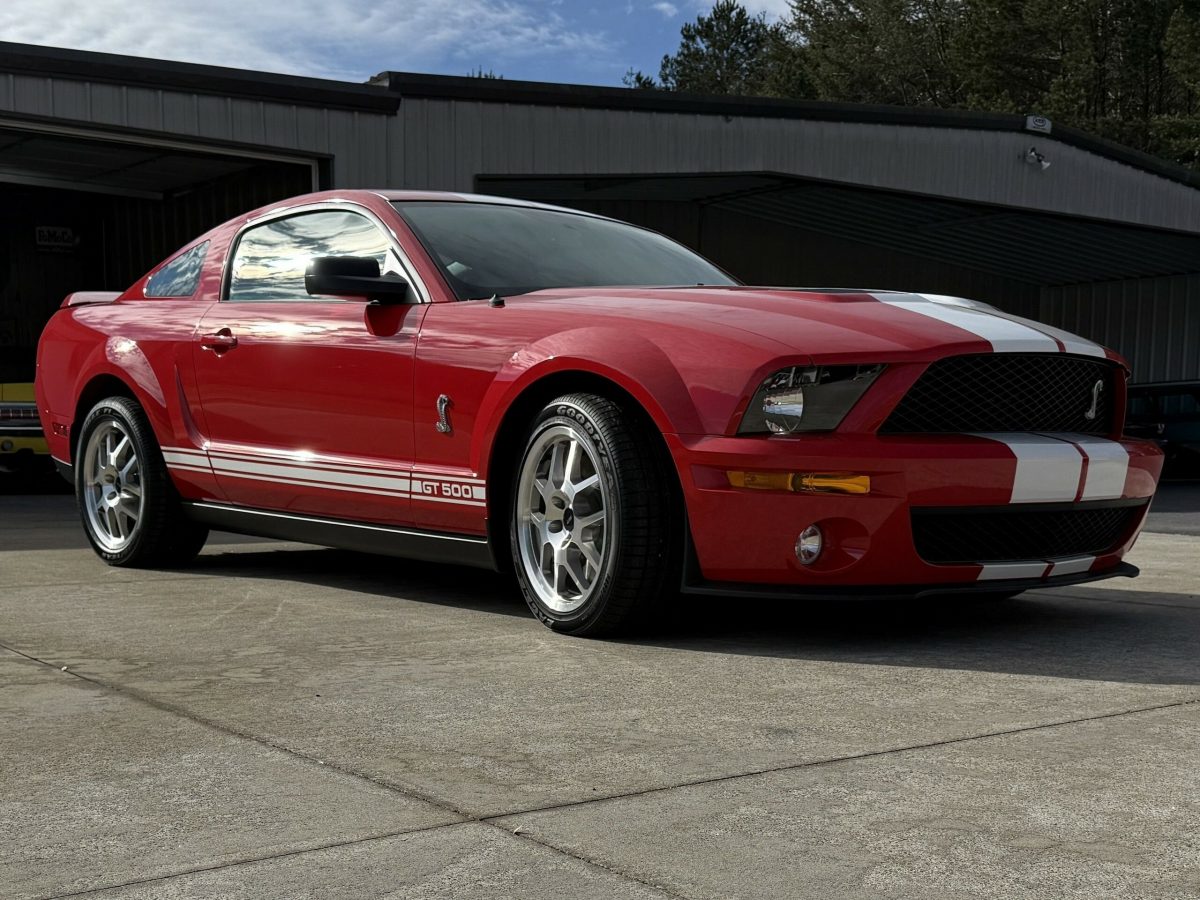 На аукціон виставляють два ідеально збережені Ford Mustang Shelby GT500 з мізерним пробігом - фото 1