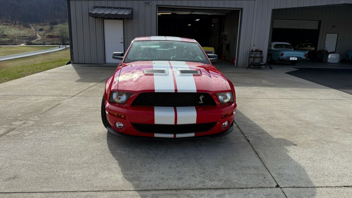 На аукціон виставляють два ідеально збережені Ford Mustang Shelby GT500 з мізерним пробігом - фото 2