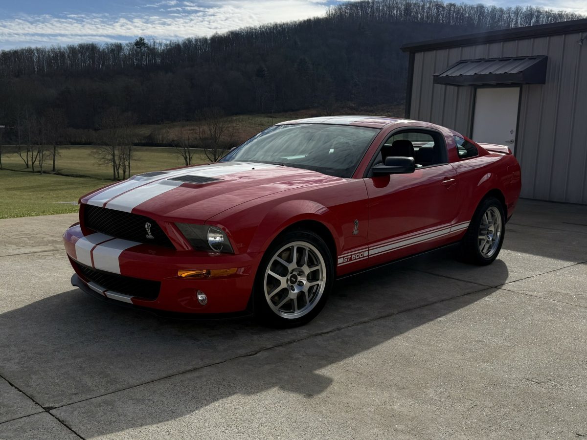 На аукціон виставляють два ідеально збережені Ford Mustang Shelby GT500 з мізерним пробігом - фото 3