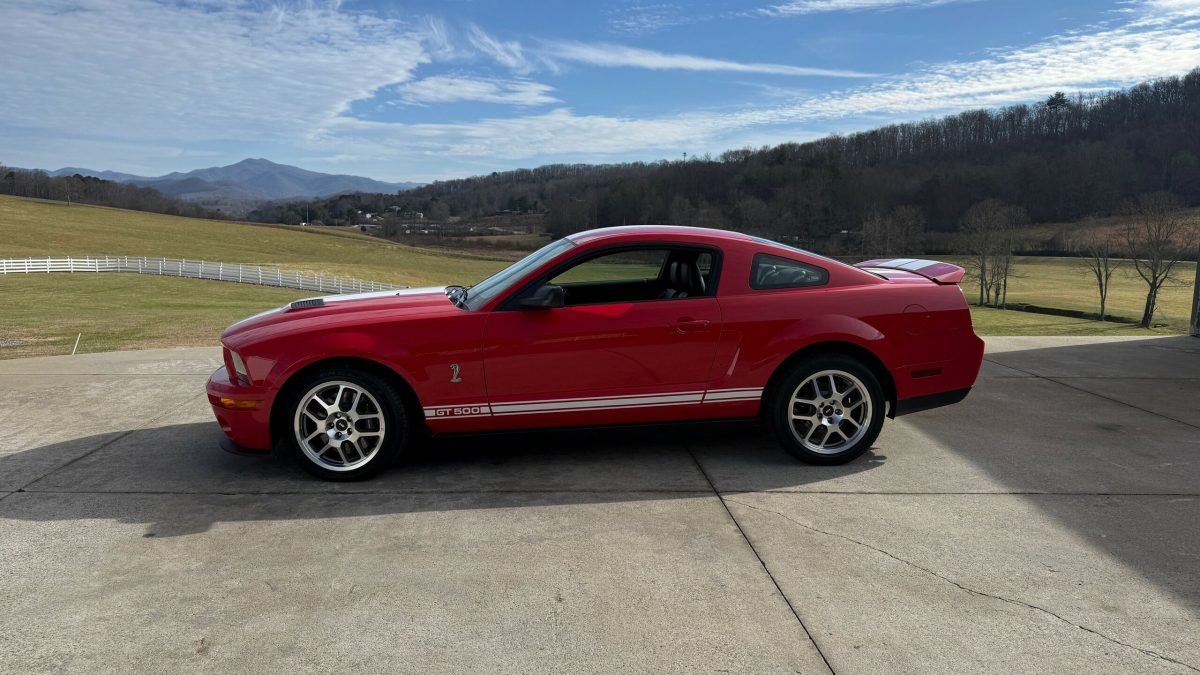 На аукціон виставляють два ідеально збережені Ford Mustang Shelby GT500 з мізерним пробігом - фото 4