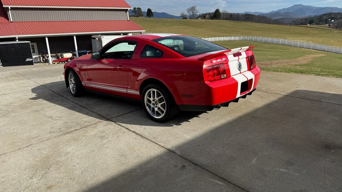 На аукціон виставляють два ідеально збережені Ford Mustang Shelby GT500 з мізерним пробігом - фото 5