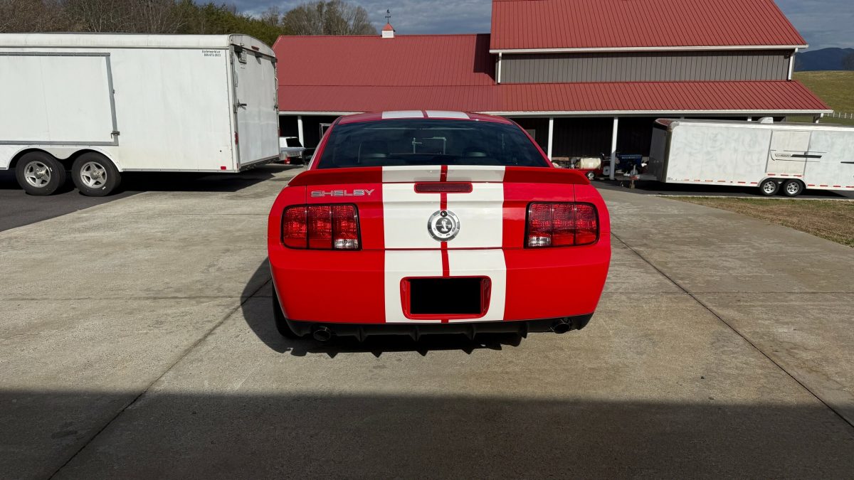 На аукціон виставляють два ідеально збережені Ford Mustang Shelby GT500 з мізерним пробігом - фото 6