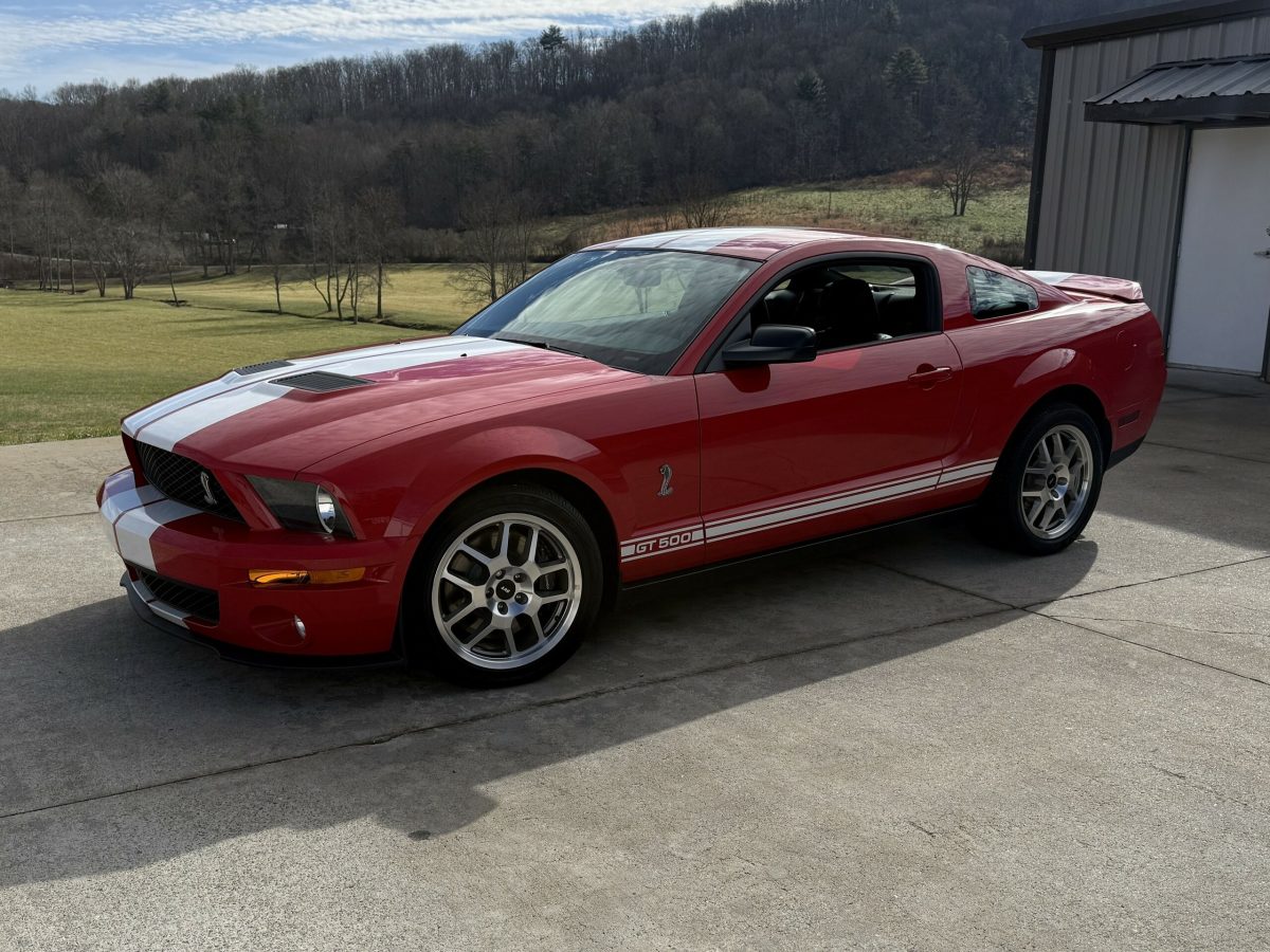 На аукціон виставляють два ідеально збережені Ford Mustang Shelby GT500 з мізерним пробігом - фото 8