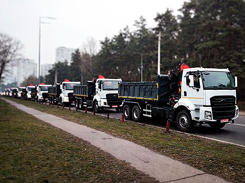 Відбудову прискорять універсальні самоскиди Ford