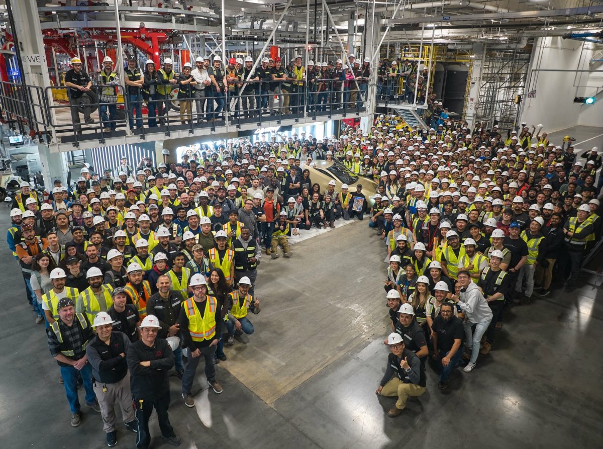 Tesla несподівано випереджає графік: перший Cybercab вже зійшов з конвеєра - фото 1