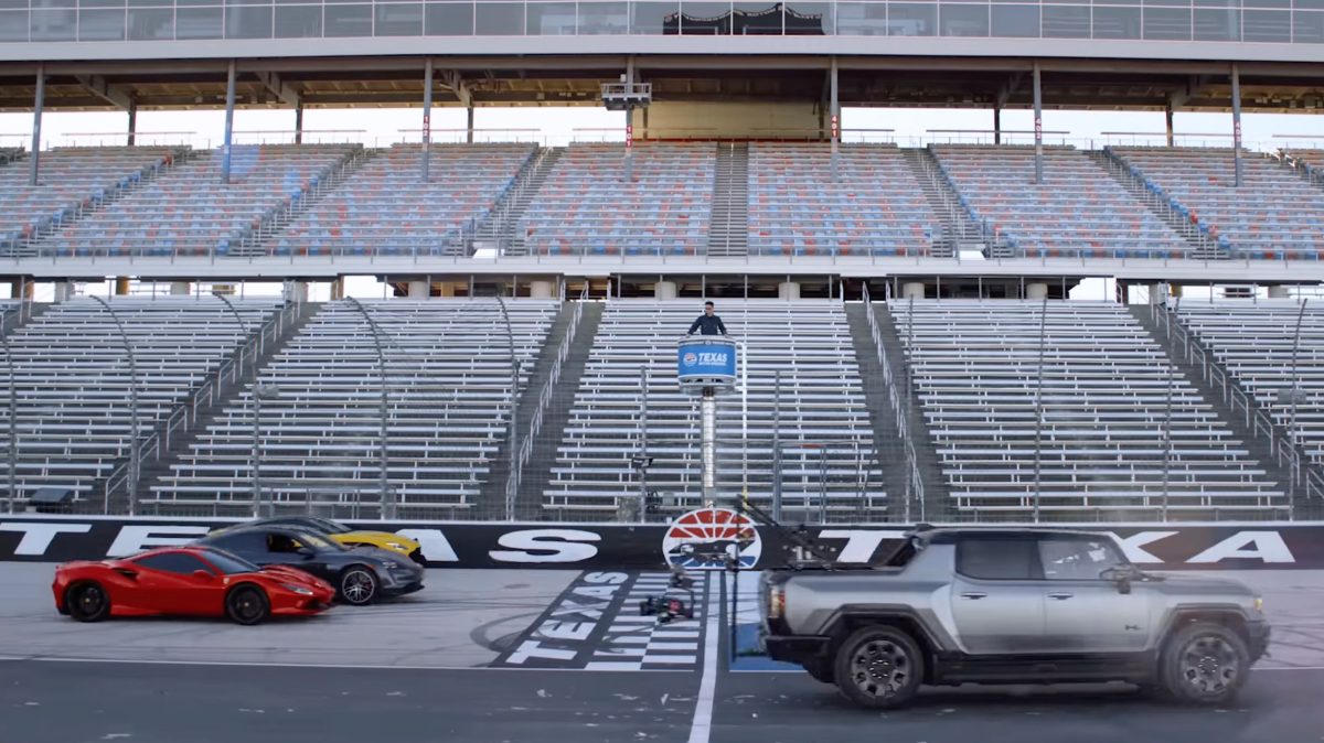 GMC Hummer EV виступив у ролі операторського авто та обігнав Ferrari й Porsche у драг-рейсингу - фото 1