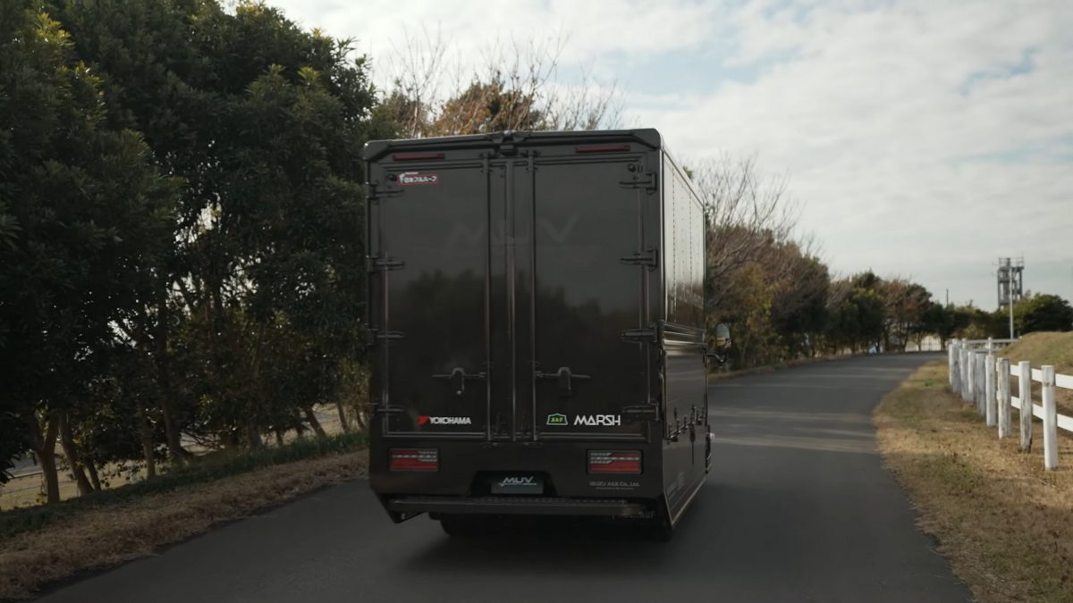 Isuzu перетворила вантажівку на розкішну вітальню з кав’ярнею: огляд унікальних концептів - фото 4