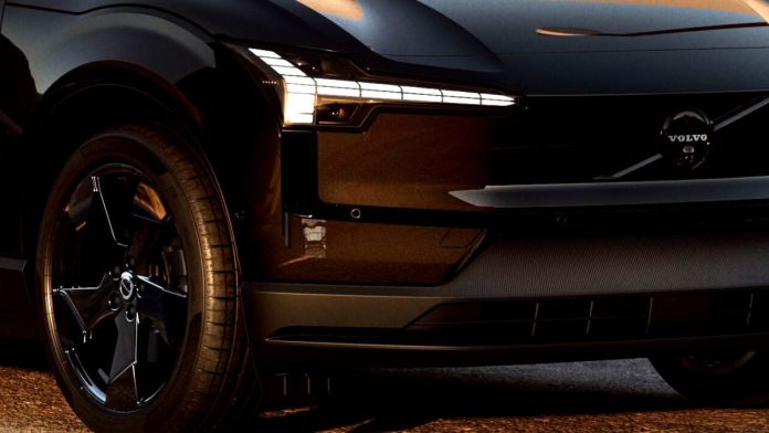 Volvo оновила європейський бестселер EX30: нові двигуни, функції та версія Black Edition