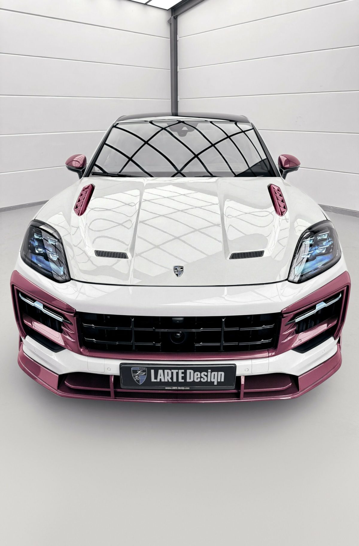 Епатажний тюнінг: Larte Design представили Porsche Cayenne з рожевим карбоном - фото 2