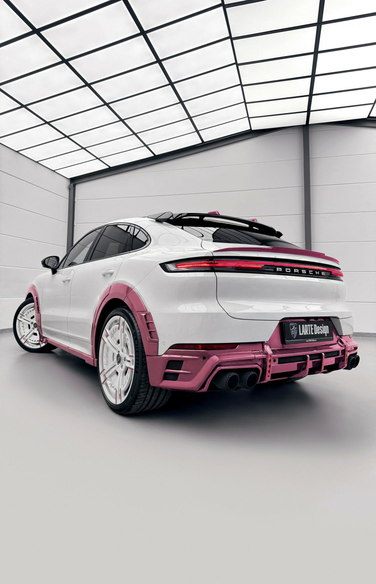 Епатажний тюнінг: Larte Design представили Porsche Cayenne з рожевим карбоном - фото 7