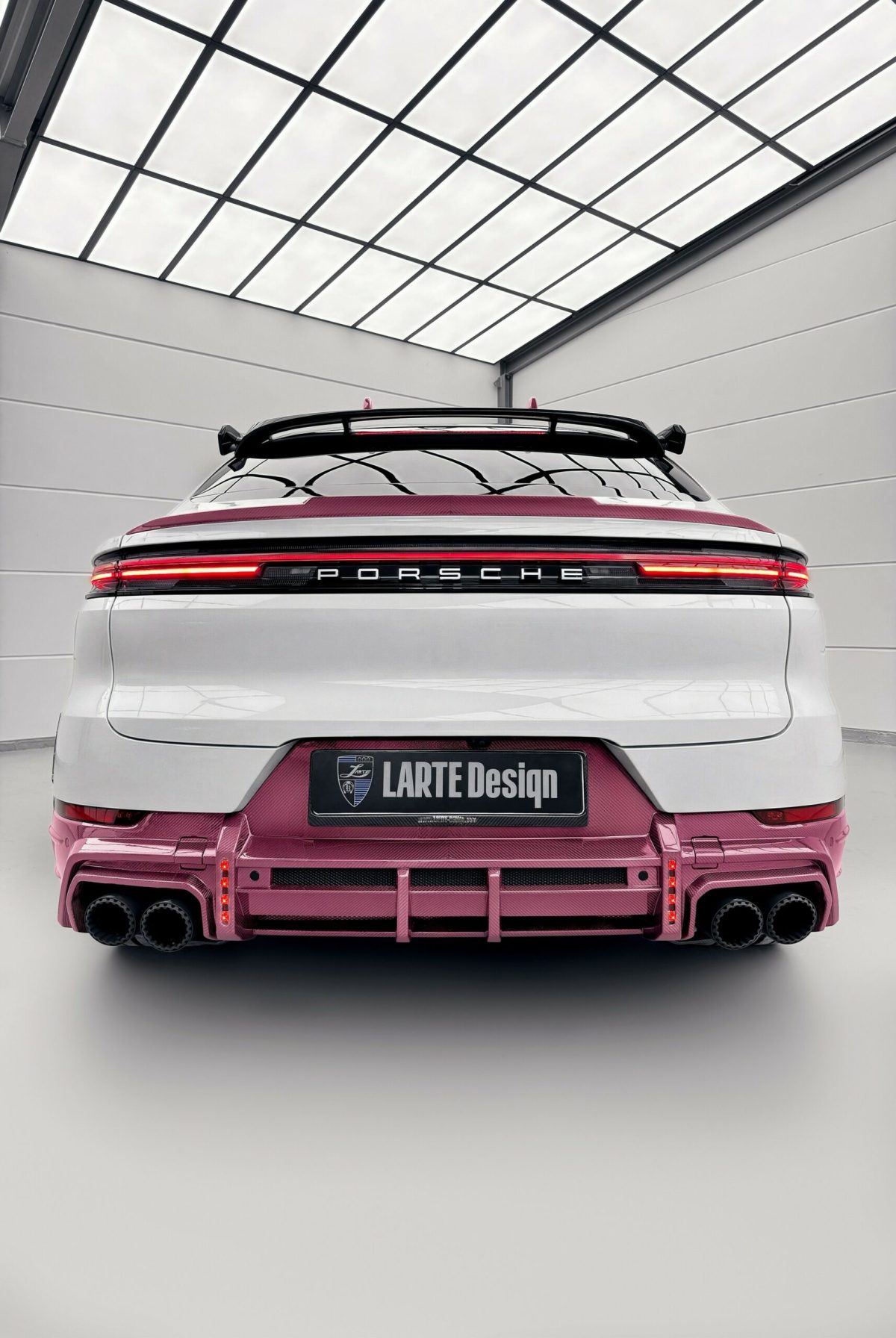 Епатажний тюнінг: Larte Design представили Porsche Cayenne з рожевим карбоном - фото 8