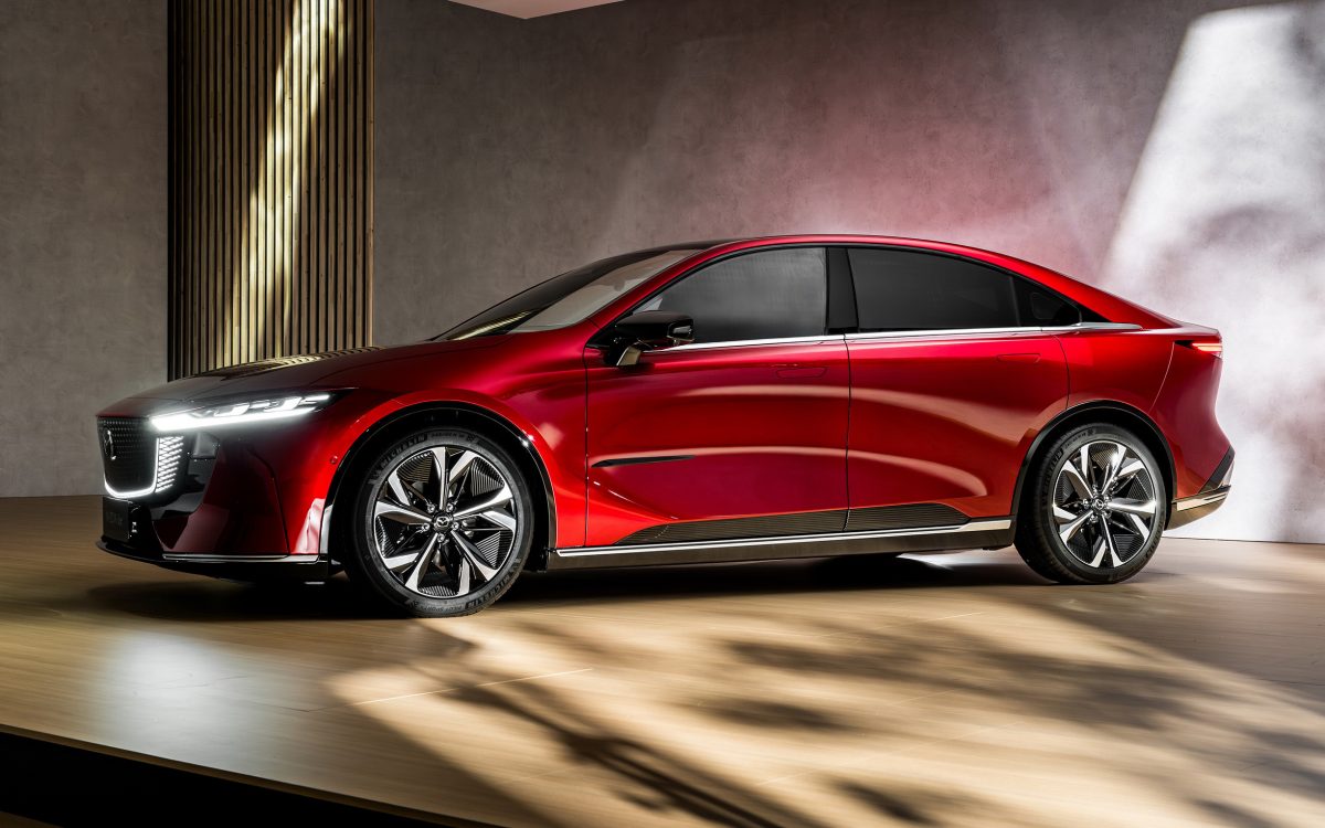 У Mazda пояснили, чому електричний кросовер CX-6e технічно досконаліший за седан 6e - фото 3