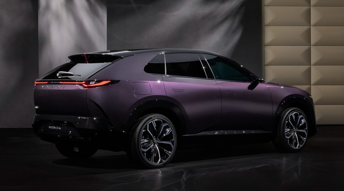 У Mazda пояснили, чому електричний кросовер CX-6e технічно досконаліший за седан 6e - фото 2