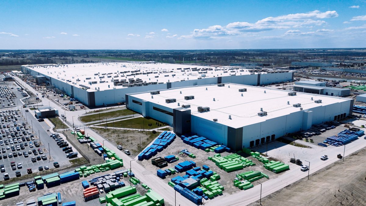 Stellantis відмовляється від виробництва батарей у Канаді: частку в заводі продали за 100 доларів - фото 2