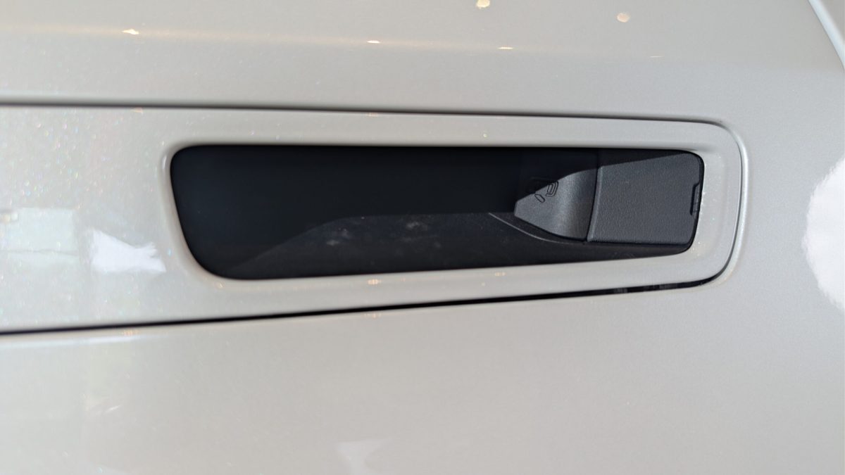 Новий Toyota Highlander отримав геніальну функцію безпеки у дверних ручках - фото 4