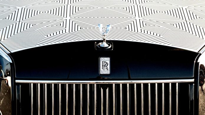 Rolls-Royce представив унікальний Phantom Arabesque з лазерним гравіюванням на капоті Rolls-Royce представив унікальний Phantom Arabesque з лазерним гравіюванням на капоті