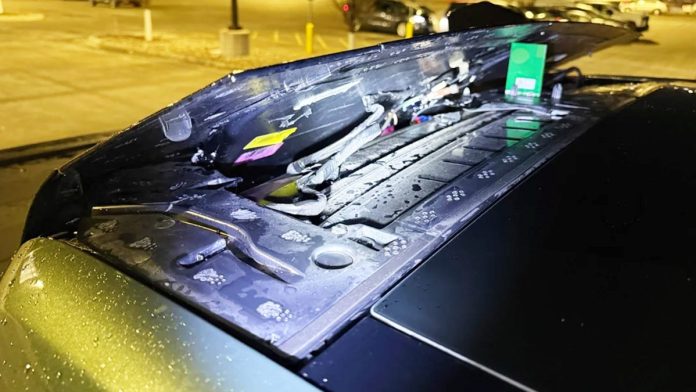 Безконтактна мийка «роздягнула» пікап Rivian R1T: пошкодження виявилися серйозними