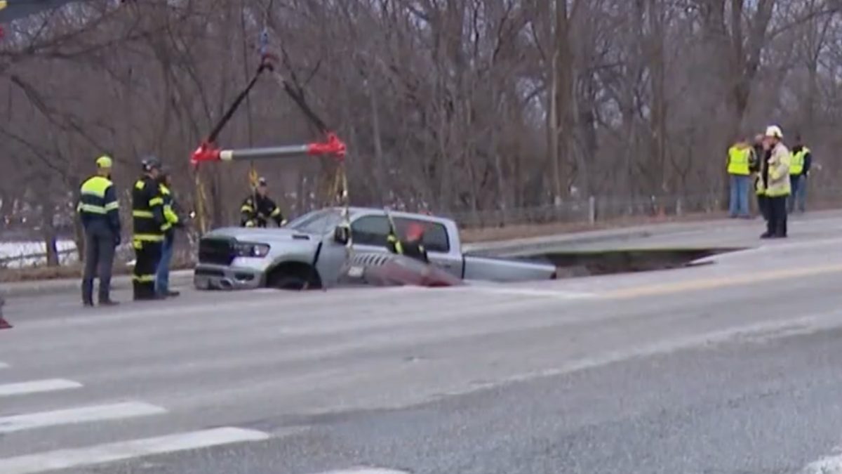 У США посеред дороги раптово утворилося провалля, яке поглинуло два автомобілі - фото 1