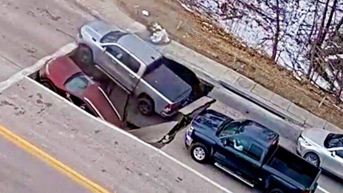 У США посеред дороги раптово утворилося провалля, яке поглинуло два автомобілі