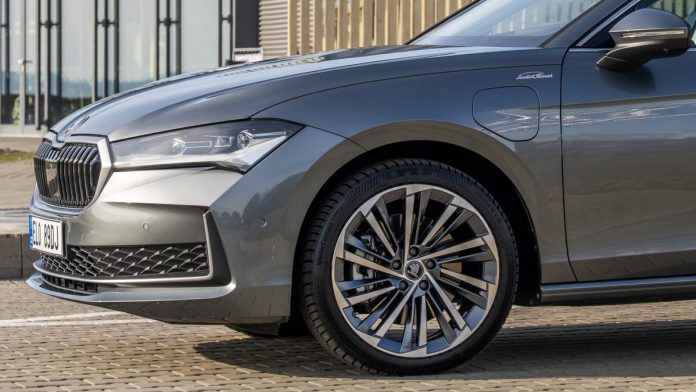 Skoda презентувала нову топову версію Superb: потужний гібрид для обраних комплектацій