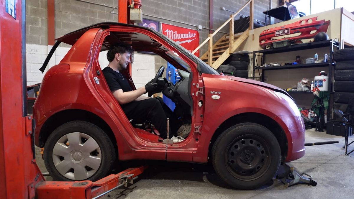 Ентузіаст перетворив старий Suzuki Swift на «дитячу машинку» для дорослих з вогнеметом - фото 3