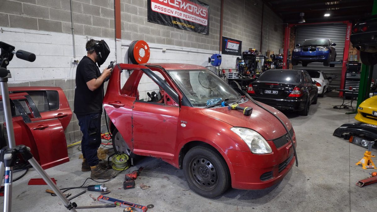 Ентузіаст перетворив старий Suzuki Swift на «дитячу машинку» для дорослих з вогнеметом - фото 4