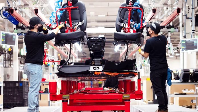 Суд дозволив позиватися проти Tesla: компанію звинувачують у дискримінації американських працівників