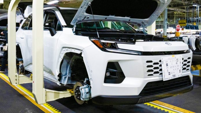 Toyota запустила виробництво нового RAV4: тільки гібриди та мільярдні інвестиції