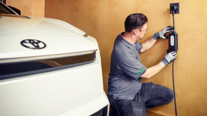 Toyota спрощує встановлення домашніх зарядок та змінює комплектацію електромобілів з 2026 року