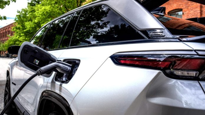 Stellantis фіксує рекордні збитки у 22 мільярди євро та повертає двигуни внутрішнього згоряння